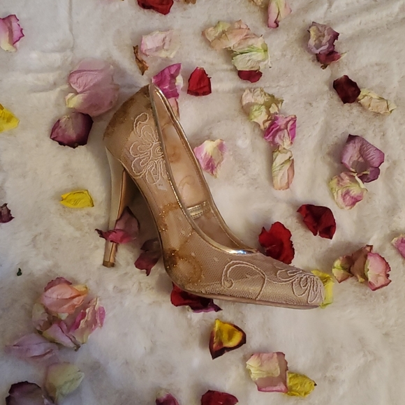 Badgley Mischka Oakes Pump - Picture 7 of 8